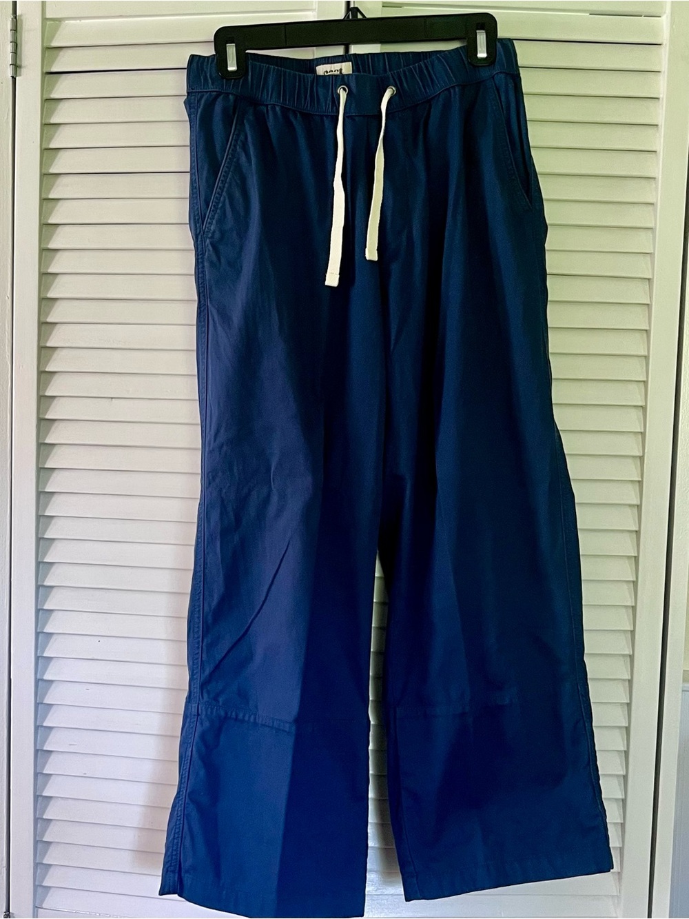 Pact Women’s French Navy Crop Pants
Size Small